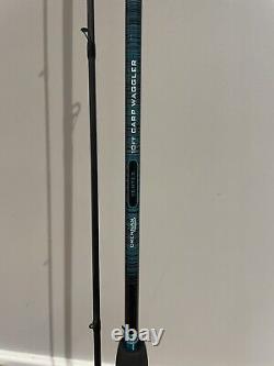 Drennan Vertex Carp Waggler 10 ft Short Commercial Fishery Fishing Rod would be translated to: Canne à pêche Drennan Vertex Carp Waggler de 10 pieds pour pêche commerciale en étang.