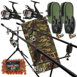 Ensemble complet de pêche au carpe : cannes, moulinets, alarmes de touche, support de cannes plus un sac de bouillettes.